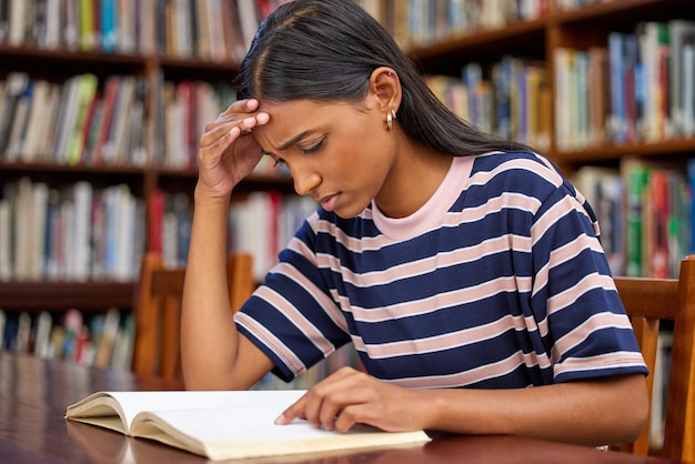 Receita para o sucesso foto de uma jovem aluna lendo um livro em uma biblioteca