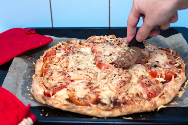 Foto receita passo a passo fazendo pizza com linguiça