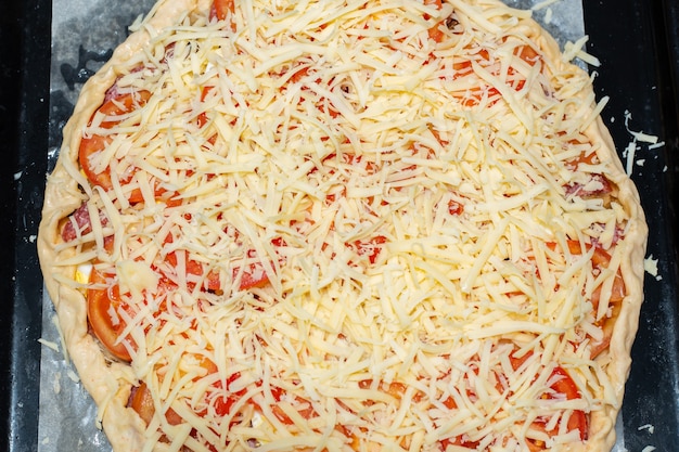 Foto receita passo a passo fazendo pizza com linguiça