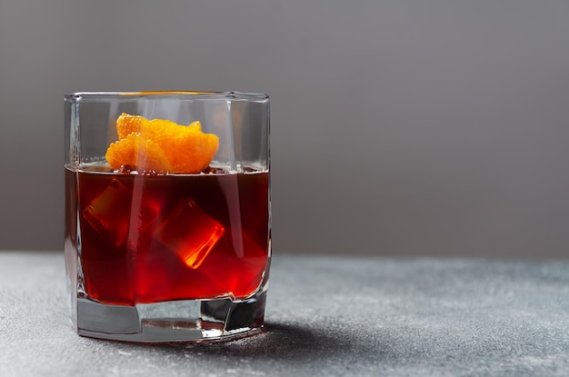 Receita tradicional coquetel clássico Negroni com gin campari vermute vermelho Copiar espaço para texto