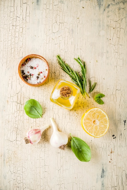 Receitas de comida vegan na moda, macarrão de espaguete de abobrinha de queijo com gema de ovo com parmesão, azeite e folhas de manjericão, mesa de concreto leve