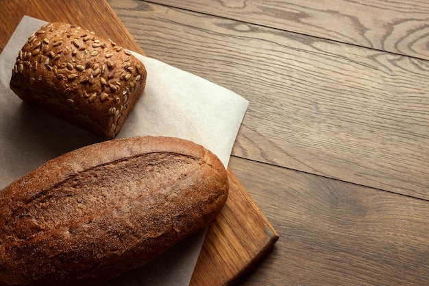 Recém assado pão de centeio cortado em uma tábua de madeira