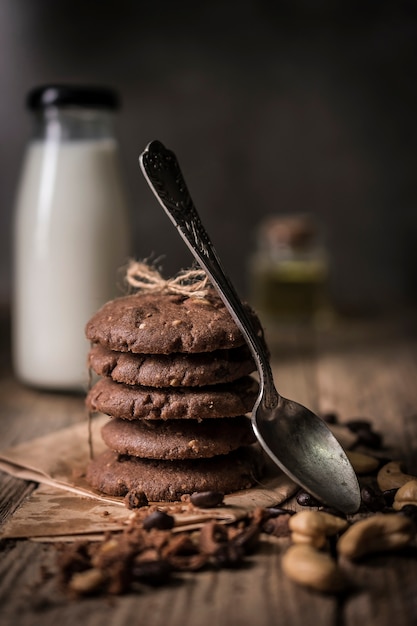 Recém-assados ​​biscoitos de chocolate na mesa de madeira rústica