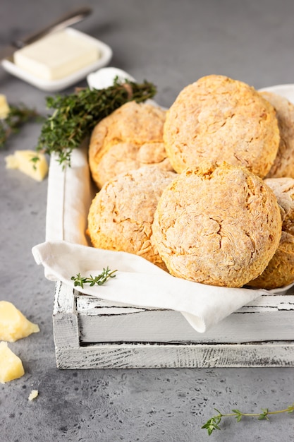 Recém-assados deliciosos scones ingleses caseiros com queijo e tomilho