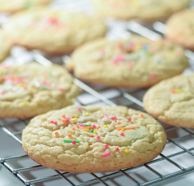 Recém-assados ​​Funfetti Sugar Cookies On Rack