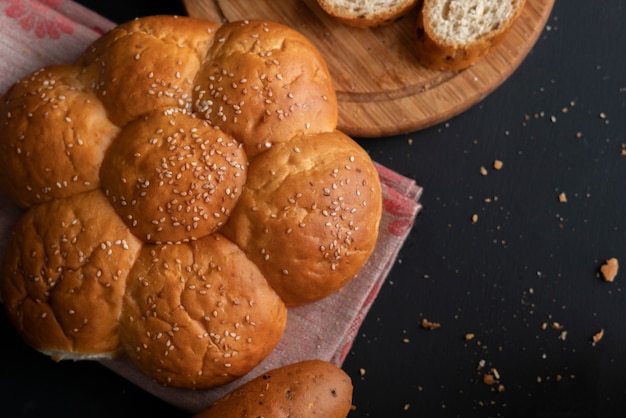 Recém-assados, macio, doce, dividido, pão, com, gergelim, sementes, aquilo, rasgado, desligado, pedaço, de, pães