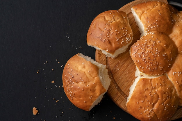 Recém-assados, macio, doce, dividido, pão, com, gergelim, sementes, aquilo, rasgado, desligado, pedaço, de, pães