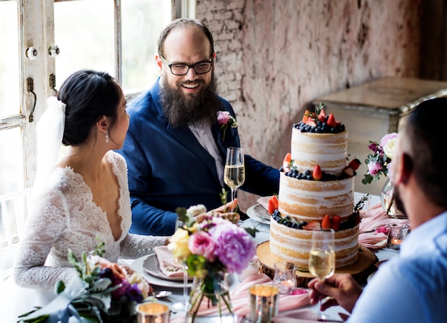 Recém-casado casal alegre recepção de casamento