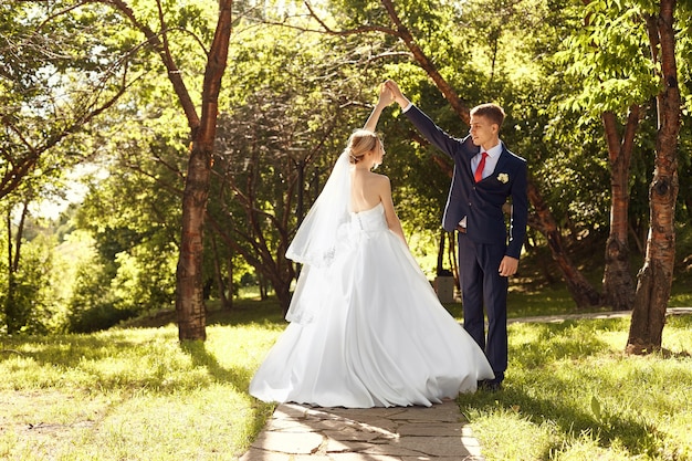 Recém-casados caminhando na natureza