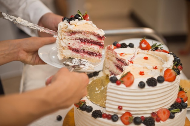 Recém-casados cortam bolo de aniversário 2174