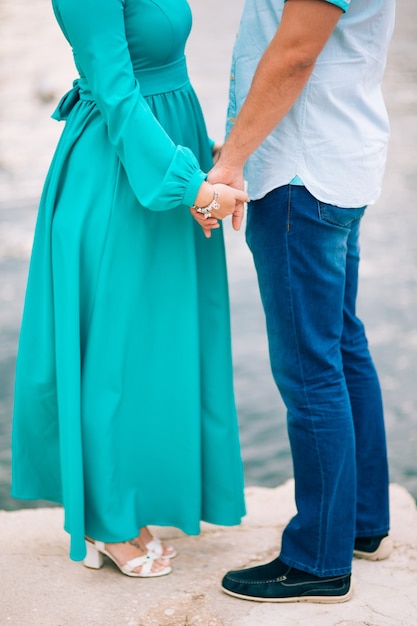 Recém-casados de mãos dadas no mar casal de mãos dadas casamento