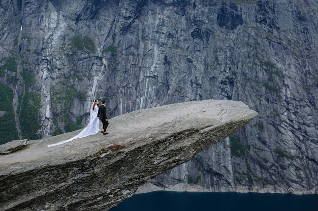 Recém-casados em um fragmento de rocha na Noruega chamado Troll's language