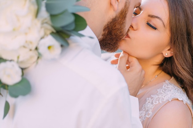 Recém-casados felizes caminham pelas ruas da cidade Lindo casal se beijando