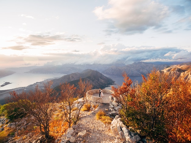 Recém-casados na vista da baía de kotor, no monte lovcen, montenegro