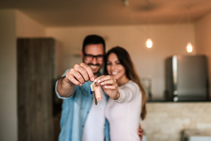 Recém-casados no novo apartamento.