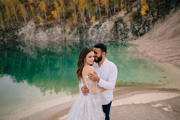 Recém-casados perto de um lindo lago