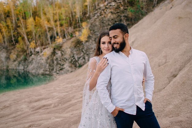 Recém-casados perto de um lindo lago