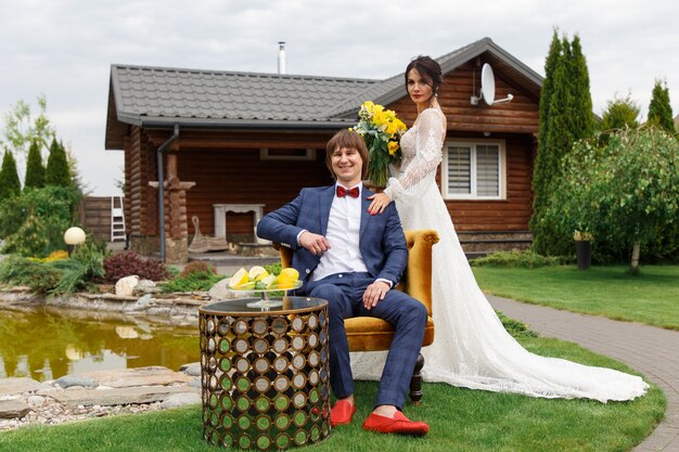 Recém-casados posando para um casamento