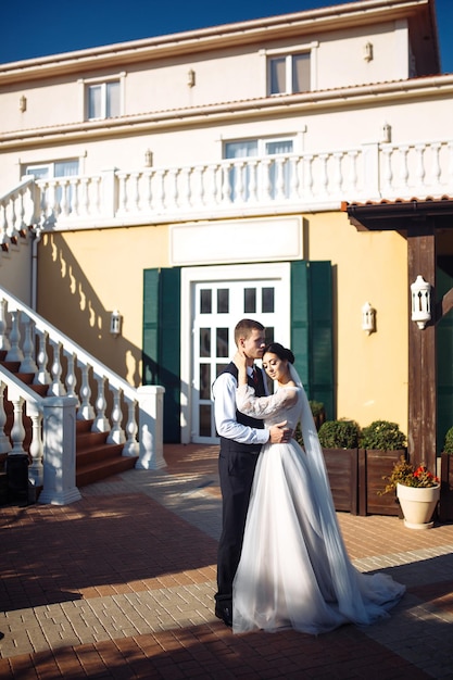 Recém-casados se abraçam carinhosamente e se divertem Passeio de amantes Incrível casal de noivos sorridentes Amor