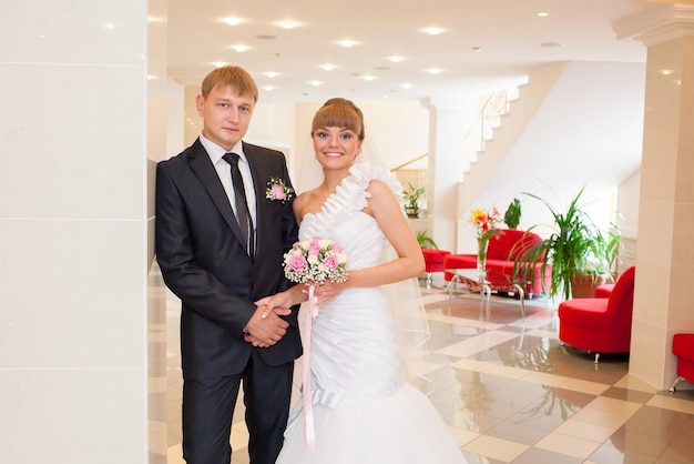 Recém casados se beijando no prédio do cartório