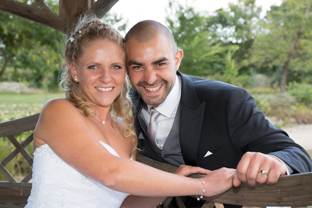 Recém-casal de casamento fora e feliz juntos