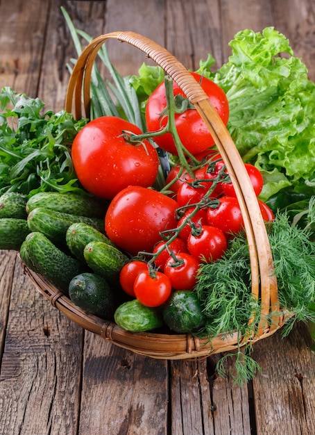 Recém colhidas vegetais orgânicos em uma cesta