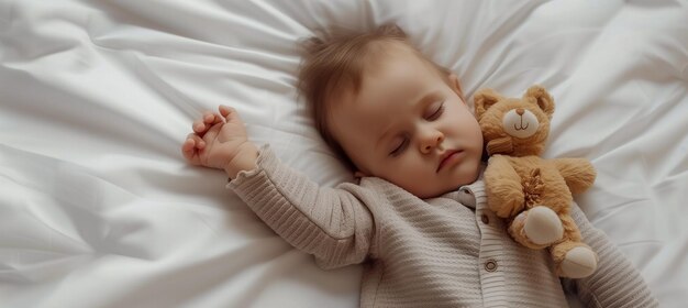 Recém-nascido adorável dormindo em uma cama branca com brinquedo de pelúcia espaço de cópia para texto