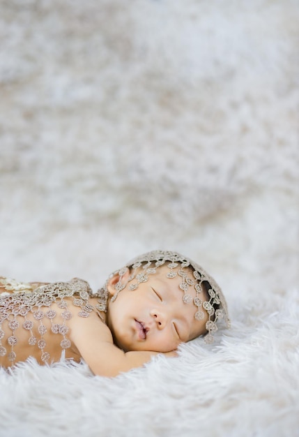 Recém-nascido bonito bebê infantil no fundo do tapete de lã felpudo