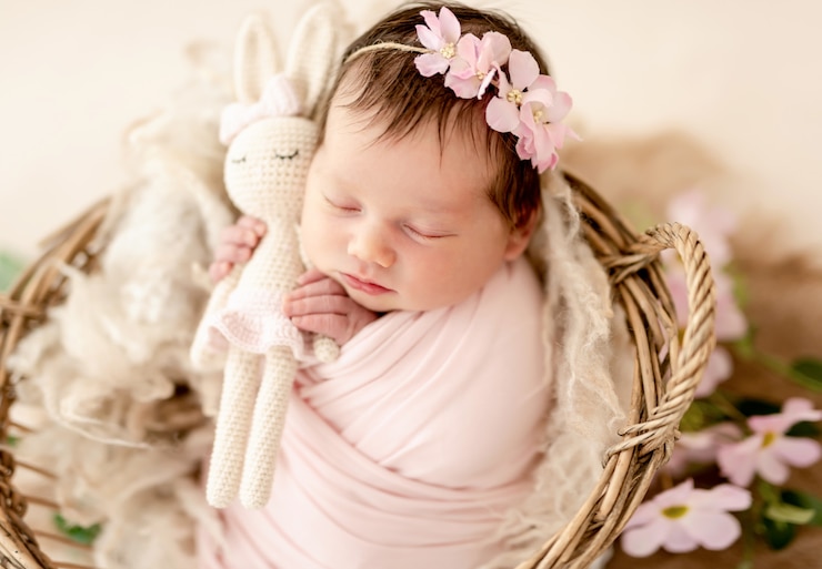Foto recém-nascido em diadema floral