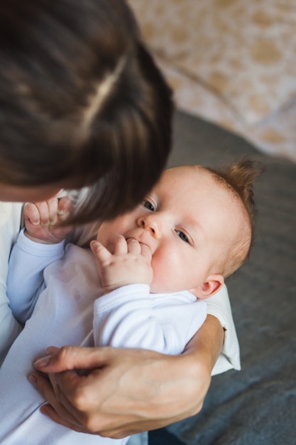 Foto recém-nascido nos braços da mãe, família e bebê, bebê minúsculo