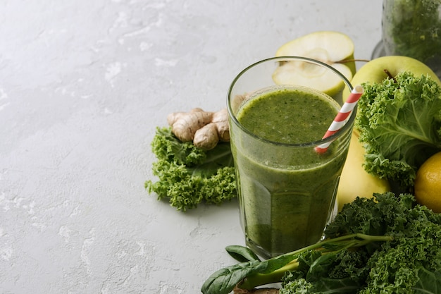 Recentemente preparado copo de suco verde, close-up. Batido de legumes com espinafre e couve couve.