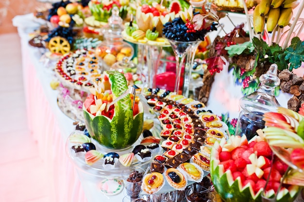 Recepção de casamento. Mesa com frutas e doces