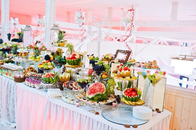 Recepción de la boda. Mesa con frutas y dulces.