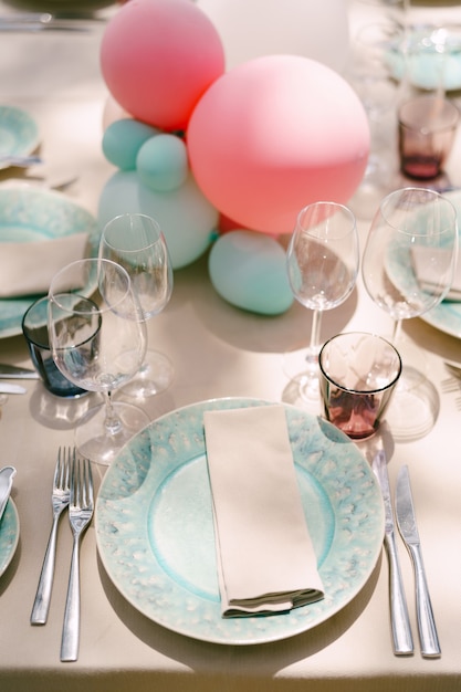 Recepción de la mesa de la cena de bodas platos azules con un patrón y una servilleta sobre un mantel crema poco