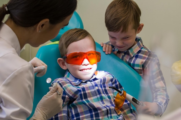 Recepción en la odontología, un niño sonriente se acuesta en el sofá