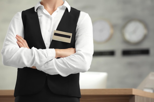 Recepcionista de hotel feminino no local de trabalho closeup