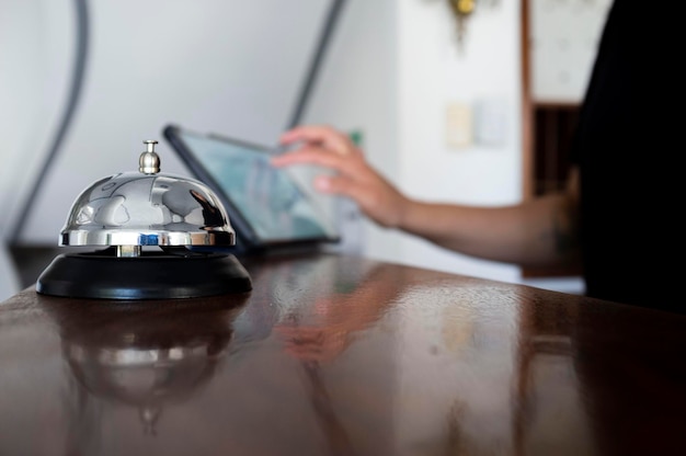 Foto recepcionista de hotel tomando una reservación con una tableta