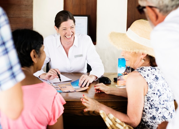 Recepcionista con invitados