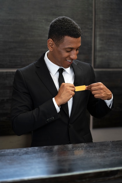 Recepcionista masculino em terno elegante durante o horário de trabalho