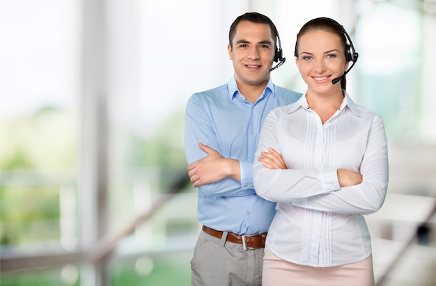 Recepcionistas del centro de llamadas de pareja