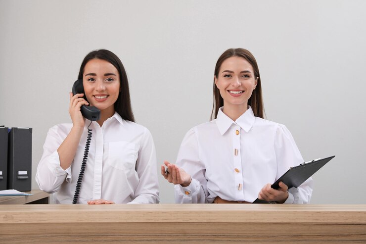 Foto recepcionistas femininas trabalhando na mesa do hotel