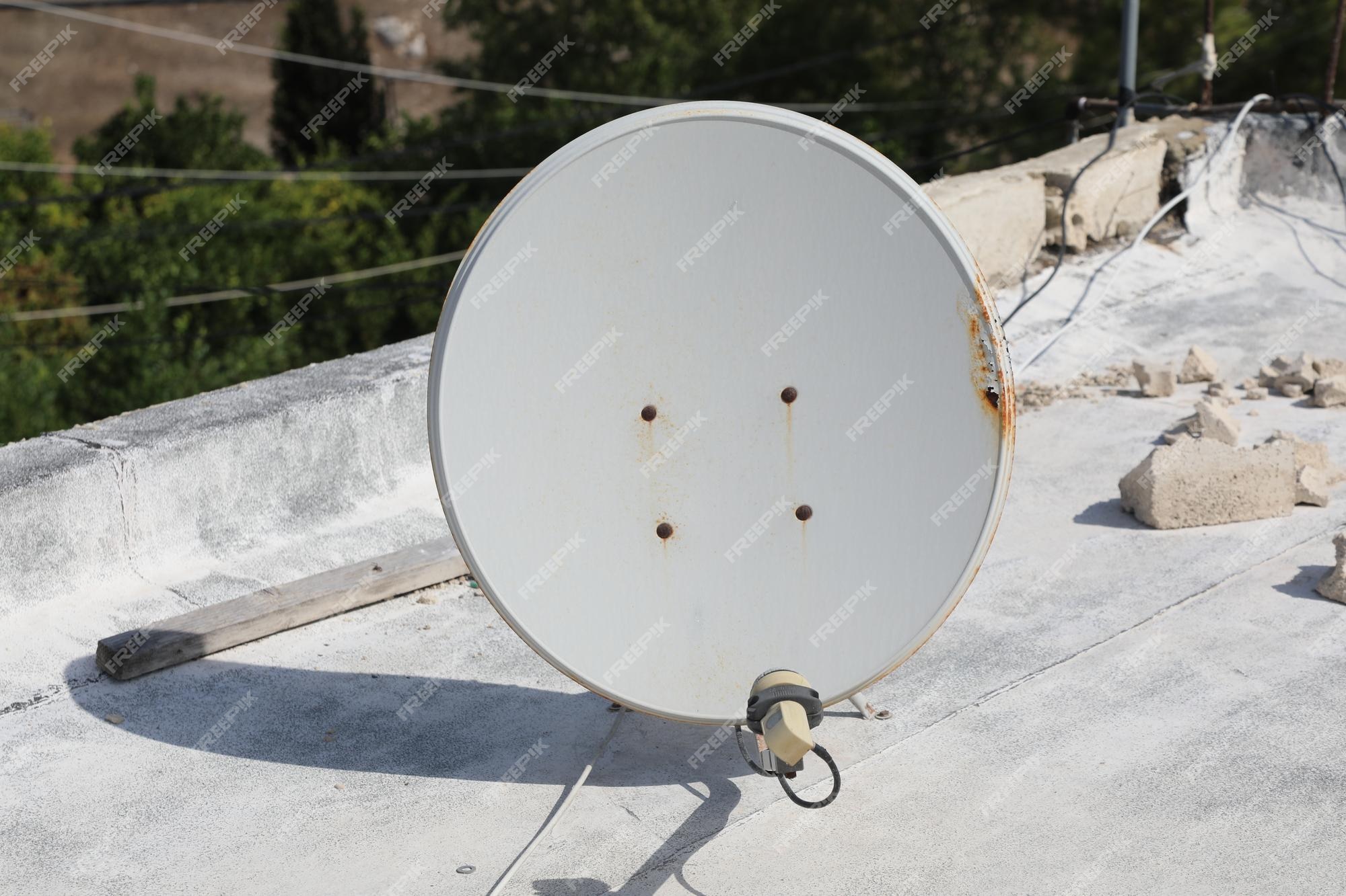 Receptor de antena parabólica diseñado para capturar señales del espacio  que permiten una transmisión perfecta