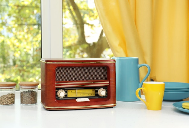 Receptor De Radio Con Estilo En La Mesa De La Cocina Fotos, retratos,  imágenes y fotografía de archivo libres de derecho. Image 112281884