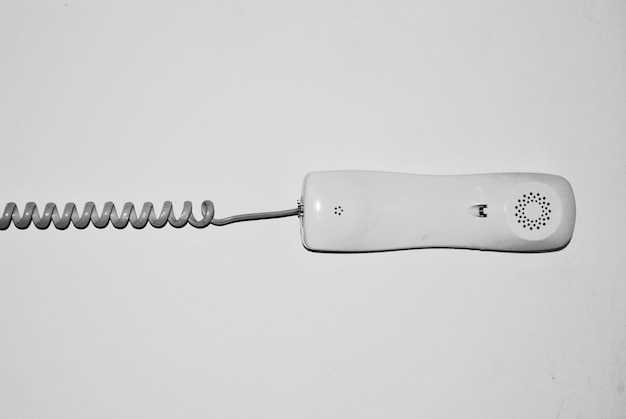 Receptor de teléfono sobre un fondo blanco