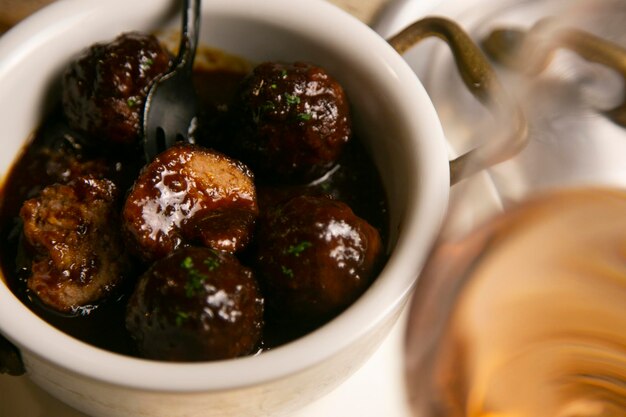 Receta Albóndigas con salsa de tomate y verduras. Tapa tradicional española.