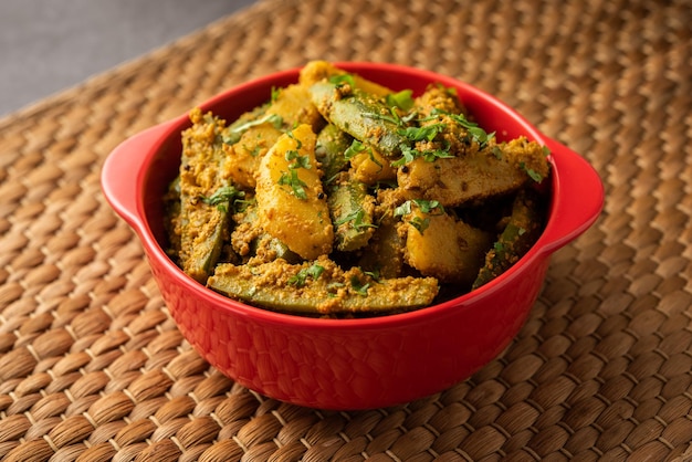 La receta de Aloo Potol o Dalna es un sabzi tradicional de bengala hecho con calabaza puntiaguda de patata