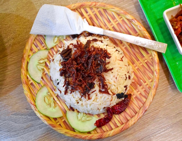 Receta de arroz frito tradicional birmano o birmano con curry de ternera frita