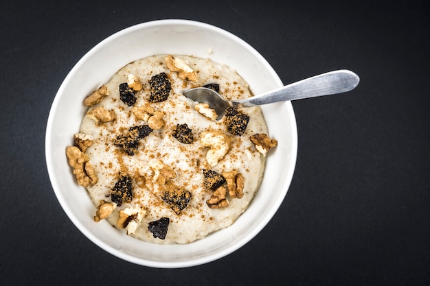 Receta de avena con nueces, ciruelas pasas, canela y azúcar, receta de desayuno muy saludable