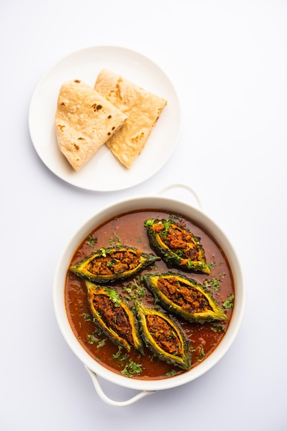 Receta de bharwa Karela masala o curry de melón amargo relleno