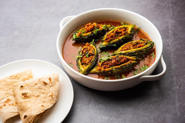 Receta de bharwa Karela masala o curry de melón amargo relleno
